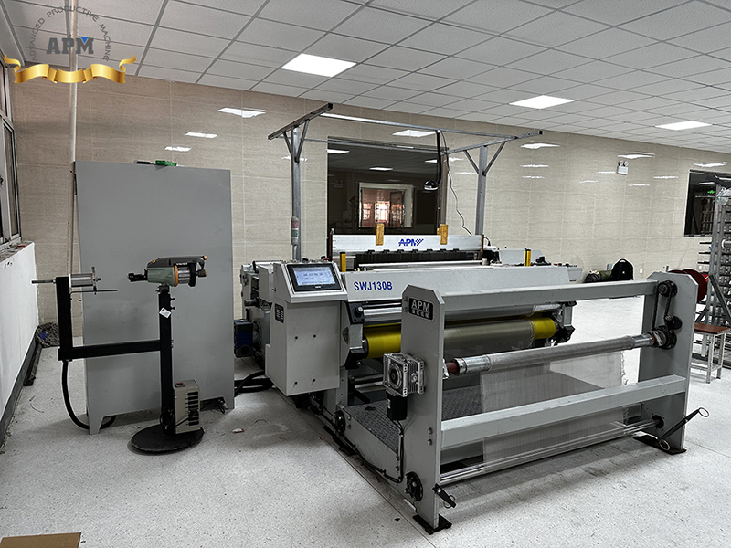 Metal filter mesh weaving loom
